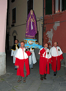 Statua della Madonna, parata a lutto, trasportata dai confratelli dell'Oratorio dei Rossi durante la processione del Venerdì Santo. Castelnuovo Magra, Italia