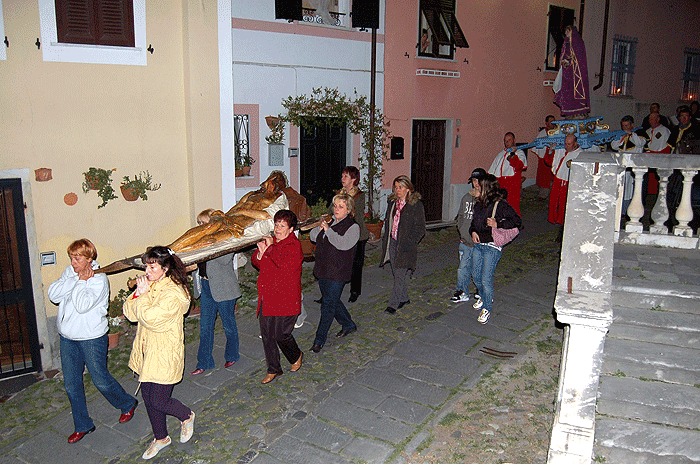 Il Cristo deposto sfila in processione a Castelnuovo Magra, seguito dalla statua della Madonna - Foto R. Petacco, 2007