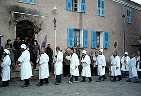 Campanesi chì facenu a so "granitula" in piazza à a chjesa di A Verdese - Corsica